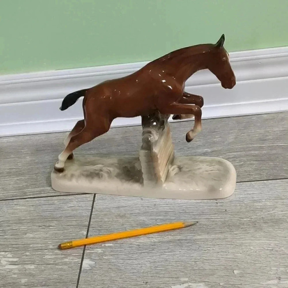 Horse jumping a wall ceramic - Picture 1 of 6